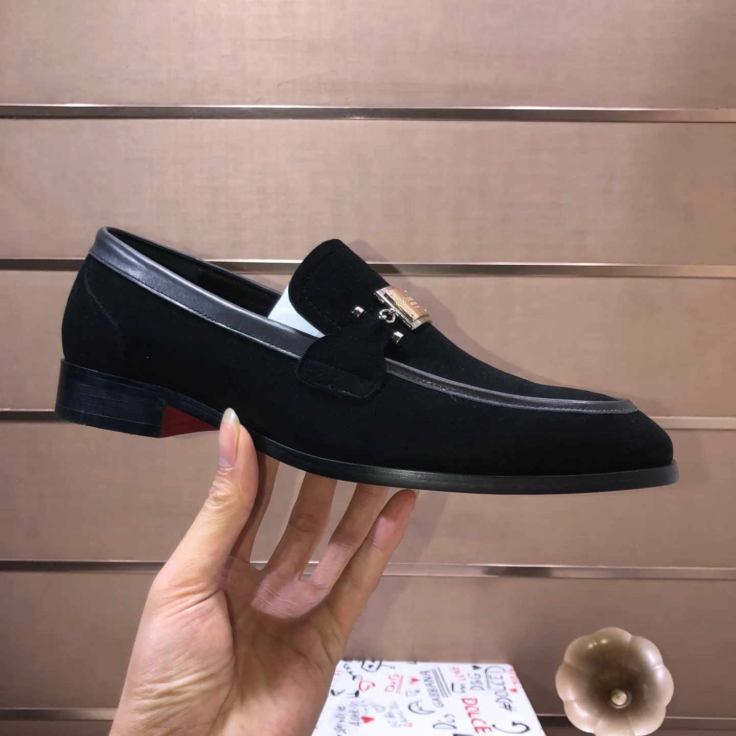 Ex-factory price 500💰DG top quality🔍🔍men's new leather shoes🚹Sold simultaneously at counters⚠Shoe uppers are imported cowhide from Italy, fully imported cowhide lining, imported accessories💪💪, completely 1⃣️ to 1⃣️replica🇮🇹 💪💪, ⚠Sole: The original sole is specially provided by the original factory, the exclusive movable molded sole is super comfortable, ⚠The original factory follows the order, 🔍🔍high quality, you can enter and exit the counter at will, welcome to compare ⚠Number of sizes: 38-44 (45 customized)